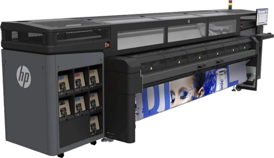 Impresora HP Latex 1500 de bobina imprimiendo una gráfica de gran formato a todo color