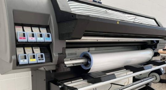 Impresora HP Latex de bobina en la nave de Impressionart, con el material cargado