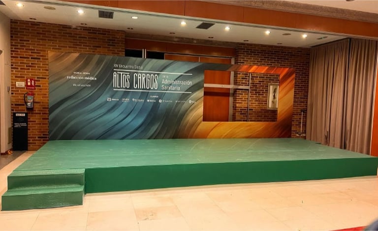 Trasera de escenario impresa para el Encuentro Global de Altos Cargos de la Administración Sanitaria