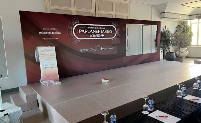 Trasera de escenario impresa para el Encuentro Global de Parlamentarios de Sanidad