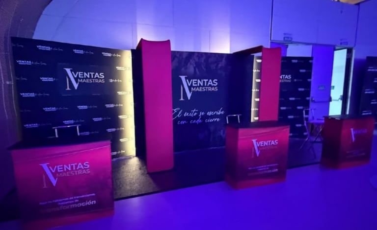 Photocall, trasera de escenario y mostradores impresos para el evento Ventas Maestras