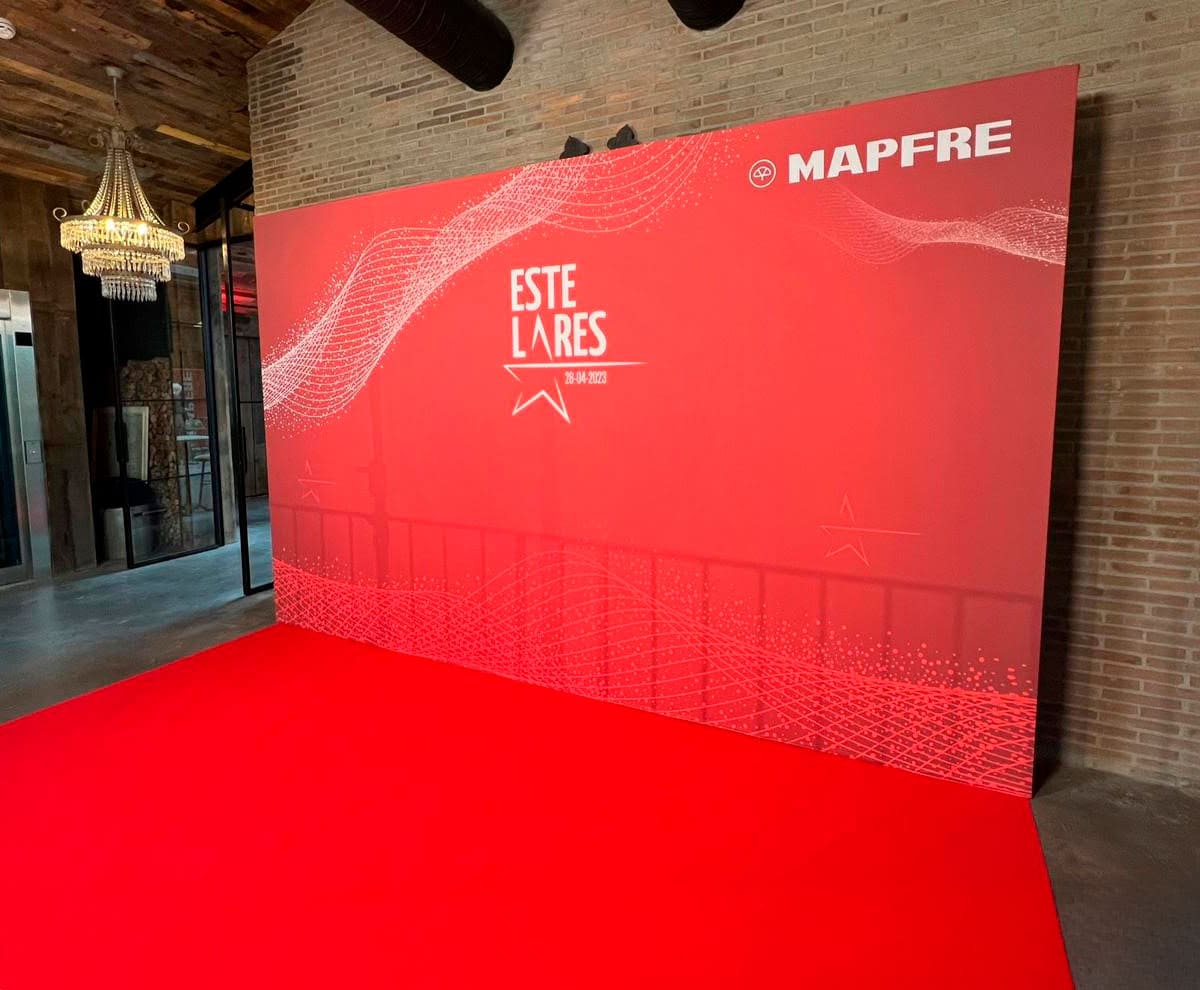 Cartel de evento en color rojo con logotipo de MAPFRE y texto "Este lares".